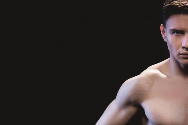 Частичный Вид Красивого Мускулистого Спортсмена Смотрящего Камеру Изолированную Черном — стоковое фото