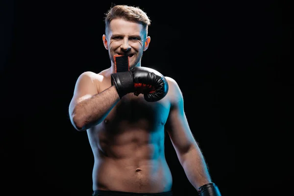 Мускулистый Спортсмен Снимает Боксерские Перчатки Изолированным Ртом Черном — стоковое фото