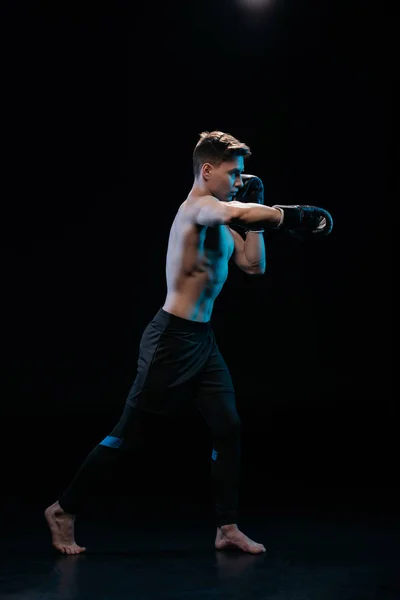 Muscular Descalzo Mma Fighter Guantes Boxeo Haciendo Ponche Negro — Foto de Stock
