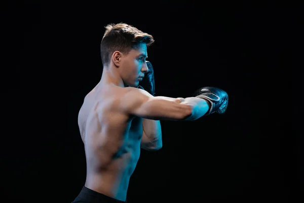 Sidovy Muskulös Mma Fighter Boxning Handskar Gör Punch Isolerade Svart — Stockfoto