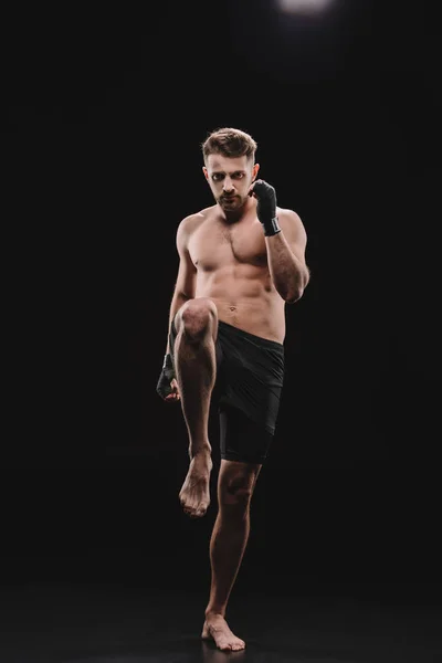 Vooraanzicht Van Gespierde Barefoot Mma Vechter Pleisters Doen Kick Met — Stockfoto