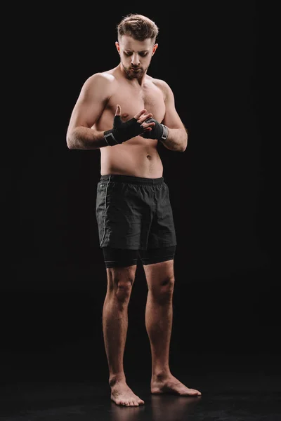 Stark Barfota Muskulös Mma Fighter Fastställande Bandage Svart — Stockfoto