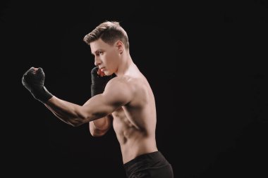 siyah izole yumruk yaparken bandaj atletik kaslı sporcu yan görünüm