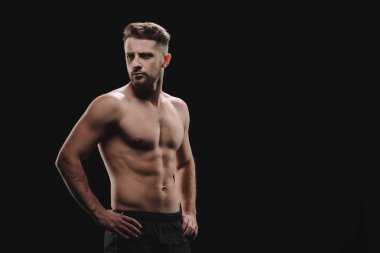 seyir kalça üzerinde uzak siyah izole elleriyle güçlü atletik kaslı sporcu