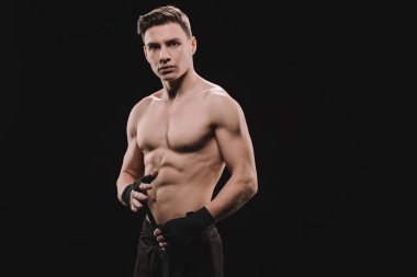 bandaj sabitleme ve siyahta izole kamera bakarak atletik kas mma savaşçı