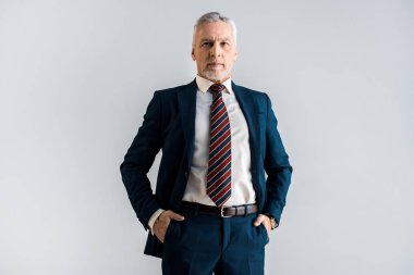gri izole ceplerinde ciddi olgun işadamı ile ayakta eller 