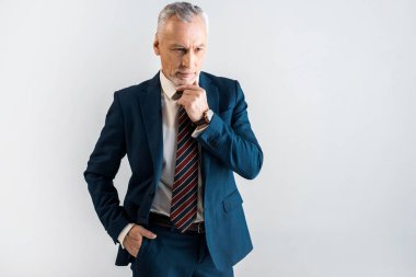 gri izole cebinde el ile takım ayakta dalgın olgun işadamı 