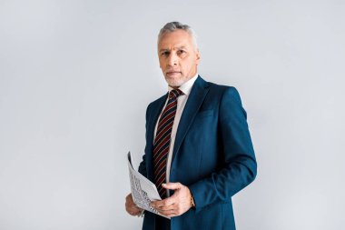 Olgun işadamı gazete gri izole dururken holding 