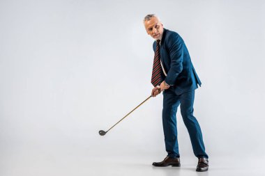 Olgun işadamı gri oynarken Golf club holding  