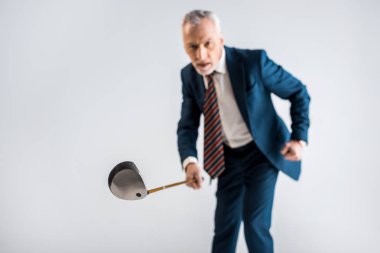 seçici odak olgun adamın gri izole elinde golf Club  