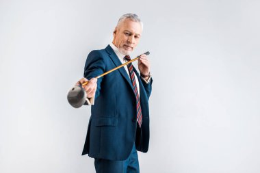 seçici odak konsantre olgun adamın gri izole golf kulübünde arıyor takım elbiseli