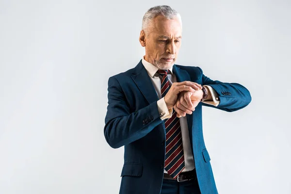 Schöner Reifer Geschäftsmann Anzug Steht Und Schaut Auf Uhr Isoliert — Stockfoto