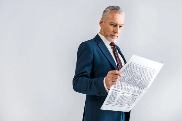 Reifer Geschäftsmann Liest Zeitung Während Isoliert Auf Grau Steht — Stockfoto