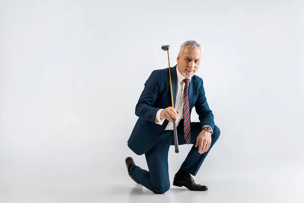 Fröhlicher Reifer Mann Anzug Mit Golfschläger Und Sitzen Auf Grau — Stockfoto