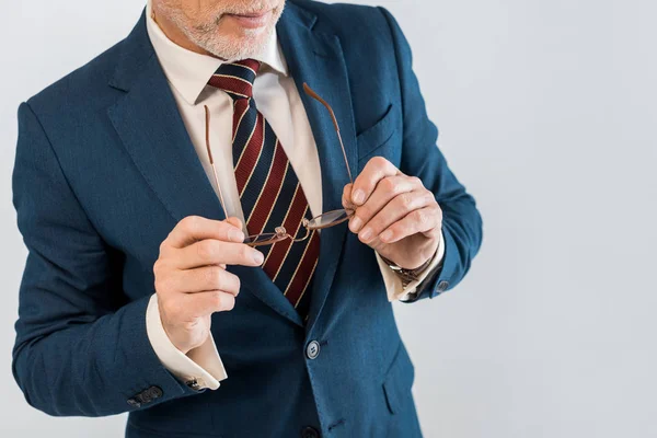 グレーに分離したガラスを保持しているスーツで成熟したビジネスマンのトリミング ビュー — ストック写真
