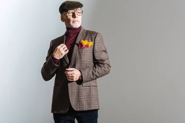 şık orta yaşlı adam gözlük ve gri ayakta kap 