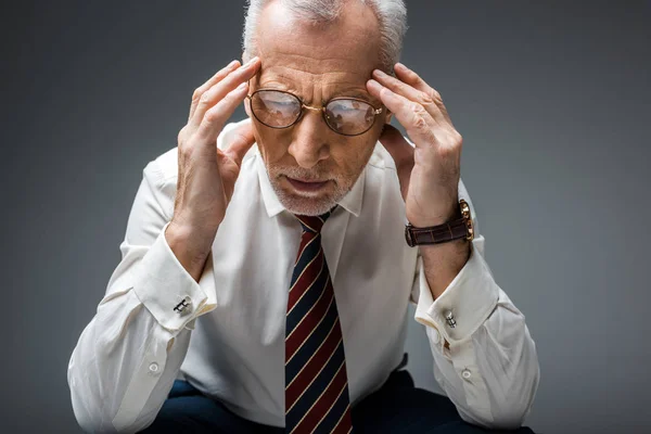 グレーの頭痛を有する正式な摩耗で疲れた中高齢者ビジネスマン — ストック写真