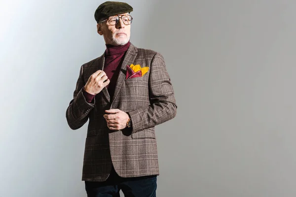 Hombre Mediana Edad Con Estilo Gafas Gorra Pie Gris — Foto de Stock