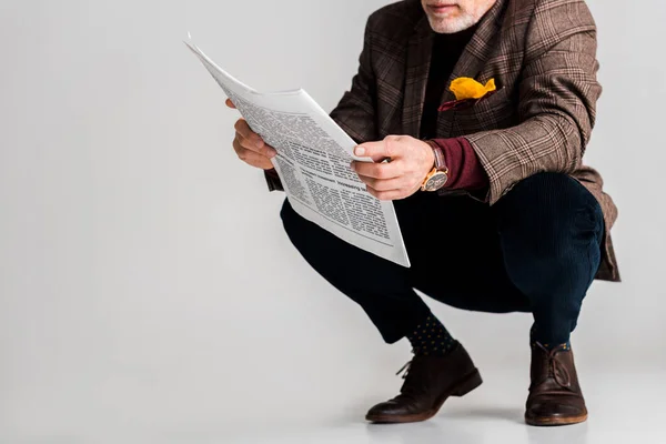 Взгляд Зрелого Мужчины Читающего Газету Сидя Сером — стоковое фото