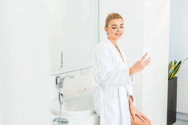 beyaz bornoz selfie banyoda alarak çekici ve sarışın kadın 