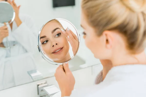 Seçici Odak Olan Yüz Dokunmaktan Banyo Aynaya Bakarak Çekici Kadın — Stok fotoğraf