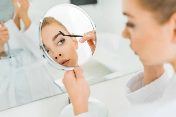 Enfoque Selectivo Mujer Atractiva Cepillando Las Cejas Mirando Espejo Baño — Foto de Stock