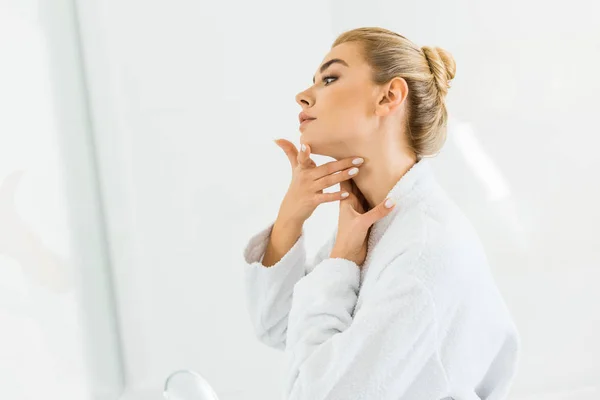 Mujer Atractiva Rubia Albornoz Blanco Aplicando Crema Facial Baño — Foto de Stock