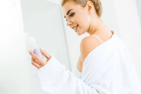 Enfoque Selectivo Hermosa Mujer Sujetador Albornoz Desodorante Celebración Baño —  Fotos de Stock