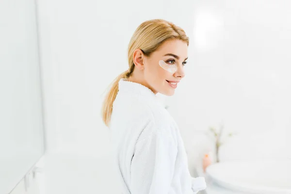 Hermosa Sonriente Mujer Albornoz Blanco Con Parches Cara Mirando Hacia — Foto de Stock