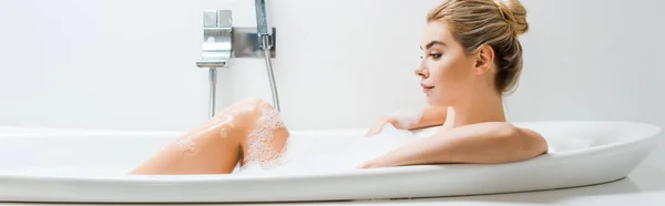 Tiro Panorâmico Mulher Bonita Loira Tomando Banho Com Espuma Olhando — Fotografia de Stock