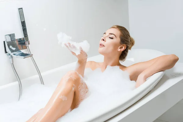 Mulher Atraente Loira Tomando Banho Brincando Com Espuma Banheiro — Fotografia de Stock