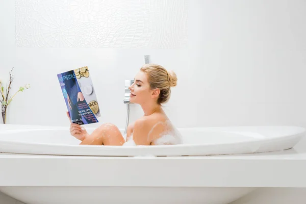Vista Lateral Mujer Atractiva Rubia Tomando Baño Con Espuma Leyendo — Foto de Stock