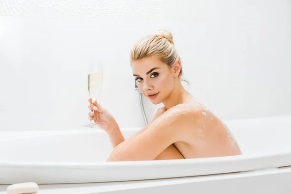 Schöne Und Blonde Frau Baden Und Halten Champagnerglas Badezimmer — Stockfoto