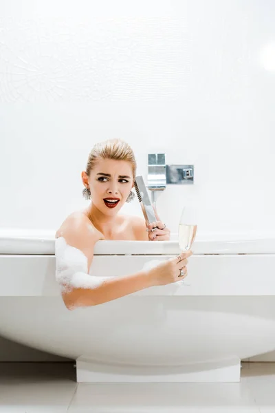 Beautiful Blonde Woman Taking Bath Holding Champagne Glass Talking Bathroom — Stock Photo, Image