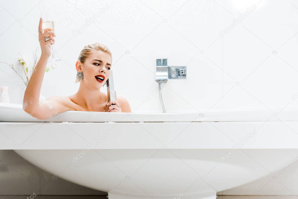 Блондинка в ванной комнате