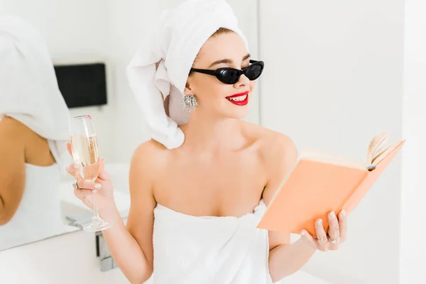 Mujer Atractiva Sonriente Gafas Sol Toallas Celebración Libro Lectura Cristal — Foto de Stock