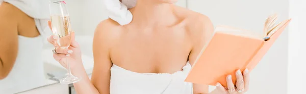 Şampanya Kadehi Okuma Tutarak Havlu Kadında Panoramik Çekim Banyo Yaptırın — Stok fotoğraf