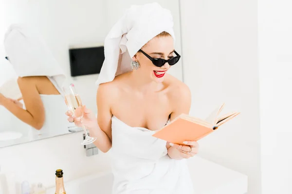 Attractive Smiling Woman Sunglasses Towels Holding Champagne Glass Reading Book — Stock Photo, Image