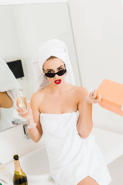 Attractive Woman Sunglasses Towels Holding Champagne Book — Stock Photo, Image