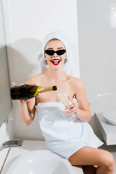 Attractive Smiling Woman Sunglasses Towels Holding Champagne Glass Bottle Bathroom — Stock Photo, Image