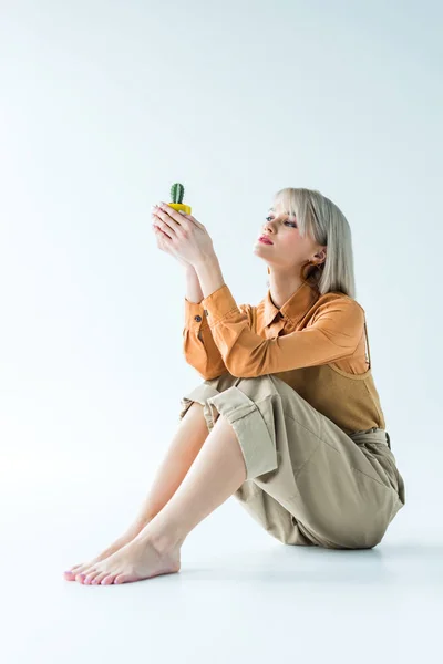 Bela Menina Elegante Segurando Planta Cacto Branco — Fotografia de Stock