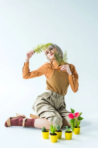 Bela Menina Elegante Posando Com Folhas Samambaia Perto Vasos Flores — Fotografia de Stock