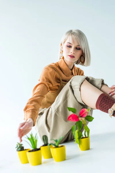 Foco Seletivo Bela Menina Elegante Sentado Com Transplantes Flores Branco — Fotografia de Stock