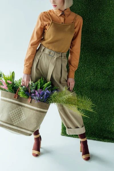 Bijgesneden Weergave Van Stijlvolle Jongedame Bedrijf Tas Met Varens Bloemen — Stockfoto