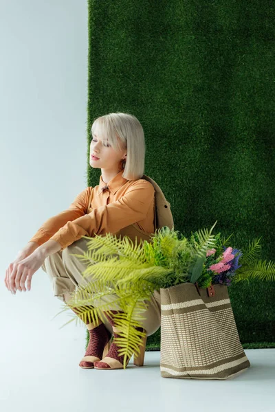 Hermosa Chica Elegante Posando Cerca Del Bolso Con Helecho Flores — Foto de Stock