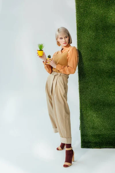 Beautiful Stylish Blonde Girl Holding Flower Pots Grey Green Grass — Stock Photo, Image