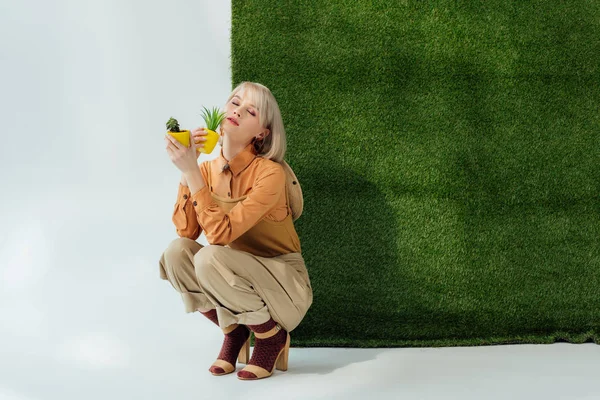 Bela Menina Moda Segurando Vasos Flores Cinza Com Grama Verde — Fotografia de Stock