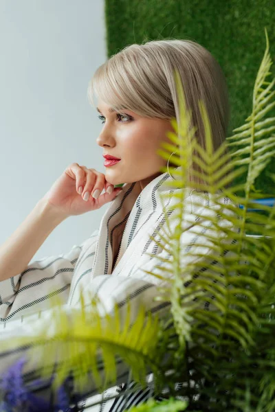 Side View Beautiful Stylish Blonde Girl Posing Fern Leaves — Stock Photo, Image