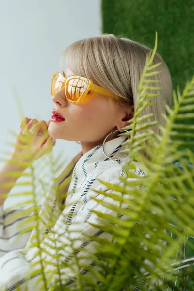 Schönes Stylisches Mädchen Mit Sonnenbrille Posiert Der Nähe Von Farnblättern — Stockfoto