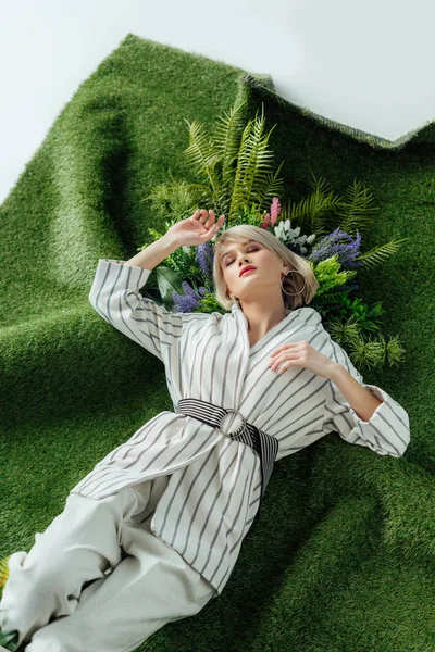 Beautiful Fashionable Girl Lying Artificial Grass Fern Flowers — Stock Photo, Image